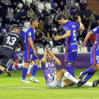 Mata se queja de un golpe de Forlín durante el Real Valladolid-Oviedo de la primera vuelta.-J.M. LOSTAU