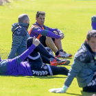 Javi Moyano charla con el segundo entrenador, Ángel Rodríguez (de espaldas), en la sesión de ayer.-PABLO REQUEJO