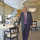 El zamorano Carmelo Pérez, en el interior de uno de los renovados comedores del Zalacaín de Madrid; restaurante que ha dirigido durante 14 años, coincidiendo con su última etapa profesional antes de jubilarse.-ARGICOMUNICACIÓN