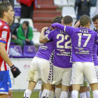 Los jugadores del Valladolid celebran uno de los tres goles que marcaron frente al Sporting-J.M.Lostau