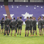 La plantilla blanquivioleta, reunida en torno a Alberto y el segundo entrenador, Rubén Albés.-MIGUEL ÁNGEL SANTOS