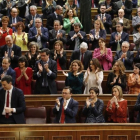 La bancada socialista aplaude a su portavoz, Antonio Hernando, en el fallido debate de investidura de Pedro Sánchez, en marzo.-AGUSTÍN CATALÁN