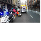 Los servicios sanitarios atienden a la joven en la calle Nicolás Salamerón-