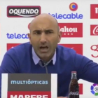 Abelardo perdió los papeles ante la pregunta de un periodista en rueda de prensa.-YOUTUBE