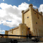 Vista exterior del Castillo de Fuensaldaña, con el lateral de la torre del homenaje en primer término.-PABLO REQUEJO