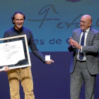 Álex Rodríguez, director del FETAL, y Jesús Julio Carnero, presidente de la Diputación, durante la entrega del premio de Teatro ‘Provincia de Valladolid’.-J. M. LOSTAU