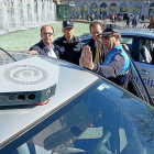 El concejal de Seguridad y Movilidad, Luis Vélez, junto con la jefa de Policía Local, Julia González, y dos agentes con los nuevos multacar.-EL MUNDO