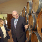 La ministra visitó las Bodegas Protos, en Peñafiel, y allí presentó al comisario europeo el valor que tiene el viñedo en la Comunidad. Tejerina se mostró convencida de que ambos seguirán colaborando «estrechamente» en el futuro para hacer «la mejor políti-Ical