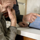 Una persona mayor utiliza una tableta para mejorar su día a día. EL MUNDO