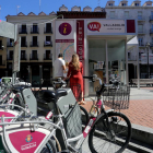 Un grupo de turistas miran el plano de la ciudad en la oficina de información turística de Fuente Dorada.-MIRIAM CHACÓN / ICAL