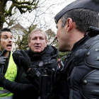 Chalecos amarillos discuten con gendarmes en Souillac (Francia).-EL PERIÓDICO