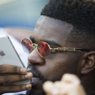 Umtiti, lesionado, asiste a un partido del Barça desde la grada del Camp Nou.-JORDI COTRINA