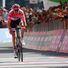 Tom Dumoulin cruza en solitario la meta de la 16ª etapa del Giro.-LUK BENIES / AFP