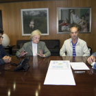 El delegado territoria de la Junta en Zamora, Alberto Castro, se reúne con los alcaldes de Vallesa de la Guareña, Teodora Puente, y de Cañizal, Miguel Ángel Herrero, para informarles sobre la excepcionalidad de sus municipios en la ordenación territorial.-ICAL