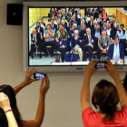 Los periodistas retratan el banquillo de los acusados en el primer día el juicio del 'caso Gürtel' en la Audiencia Nacional de San Fernando de Henares.-