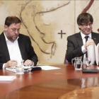 Carles Puigdemont y Oriol Junqueras junto al resto del Govern en la reunión del Consell Executiu, este martes.-JULIO CARBÓ