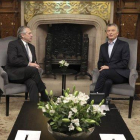 Alberto Fernández y Mauricio Macri durante su reunión, este lunes, en la Casa Rosada.-PRESIDENCIA ARGENTINA (AP)