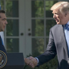 Trump (derecha) estrecha la mano al primer ministro griego, Alexis Tsipras, en los jardines de la Casa Blanca, el 17 de octubre.-AP / CAROLYN KASTER