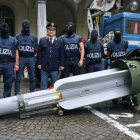Agentes de la policía italiana muestran el misil incautado en la operación contra un grupo ultraderechista.-AP