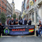 Funcionarios y miembros de la Asociación ‘Tu Abandono Me Puede Matar’ se reúnen en la plaza Mayor de Valladolid.-J.M. LOSTAU