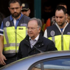 Miguel Bernard sale de la sede de Manos Limpias, el pasado viernes, detenido por la policía.-JOSE LUIS ROCA
