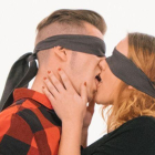 Una pareja se besa en Kiss Bang Love.-DKISS