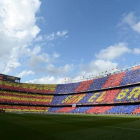 El Camp Nou luce mosaico en un partido de Liga.-Foto: JORDI COTRINA