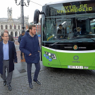 Vélez y Puente junto a uno de los nuevos autobuses híbridos eléctricos.-J.M. LOSTAU
