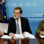 Cospedal, Rajoy y Alejandre, durante el mensaje lanzado a las tropas.-CESAR P SENDRA