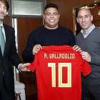 Ronaldo Nazário y Carlos Suárez reciben la camiseta de la selección de manos de Rubiales.-RFEF