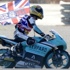 Danny Kent pasea la bandera británica por el circuito de Cheste tras convertirse en campeón de Moto3.-AFP / JOSÉ JORDÁN