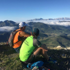 Dos montañeros contemplan las cumbres de Picos de Europa desde el Valjarto.-N.S.