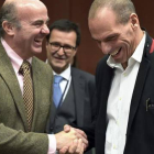 De Guindos y Varoufakis, en la reunión del Eurogrupo del viernes.-Foto:   REUTERS / ERIC VIDAL