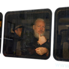Julian Assange luego de ser arrestados en Londres.-REUTERS