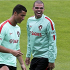 Ronaldo y Pepe, durante el entrenamiento del domingo en Marcoussis, a 40 kilómetros de París.-EFE / MIGUEL A LOPES