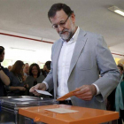 El presidente del Gobierno, Mariano Rajoy, ejerce su derecho a voto en las elecciones del 24M.-Foto: JUAN MEDINA / REUTERS