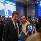 El líder del Partido de la Independencia, Bjarni Benidiksson, celebra su victoria electoral en el Gran Hotel de Reykjavik.-AFP / HALLDOR KOLBEINS