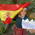 Carmen Martínez-Sagarra, ganadora de Castilla y León del 38 Concurso ‘Qué es un Rey para ti?’, con una bandera y una corona, ayer en Simancas.-J.M. LOSTAU