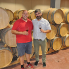 El enólogo de SanRomán, Víctor Fernández (i) y el gerente de la bodega, Juan IgnacioEscudero, en la sala de crianza. En las fotos pequeñas, viñedo y detalles de la elaboradora.-I. M.