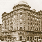 edificio de la plaza Zorrilla, de 1946, que dialoga con la academia de Caballería.-E.M.