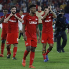 Jugadores del Spartak se despiden del Sánchez Pizjuan, sus juveniles tuvieron un lamentable comportamiento en el partido de la UEFA Youth League.-AP / MIGUEL MORENATI