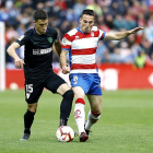 Fede San Emeterio (d) pugna por el balón en el partido Granada-Málaga de esta pasada temporada.-LALIGA
