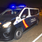 Una de las furgonetas que trasladaron a los tres futbolistas llegando a la prisión provincial a las siete de la tarde de ayer con personal de la comisaría de Burgos.-ISRAEL L. MURILLO