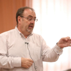 El consejero de Educación, Fernando Rey, ofrece una charla sobre la Constitución Española a alumnos de Educación Secundaria Obligatoria y Bachillerato del IES Ramón Y Cajal-Ical