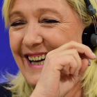 La líder del FN francés, Marine Le Pen, sonríe en una conferencia en Bruselas.-AFP / EMMANUEL DUNAND