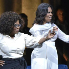 Michelle Obama, con Oprah Winfrey, en la promoción de libro.-AP / ROB GRABOWSKI