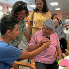 Un nieto colabora en la cata con su abuelo junto con la enóloga Belén Sanz.-E.M.