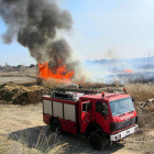 Una dotación de bomberos de la capital vallisoletana apaga un fuego en una finca rústica de Laguna de Duero.-EL MUNDO