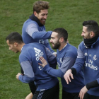 Casilla, Carvajal, Ramos y Lucas Vázquez bromean en el entrenamiento de este martes en Valdebebas.-JAVIER LIZÓN