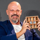 César Pérez Gellida luce el Premio Nadal.-EUROPA PRESS